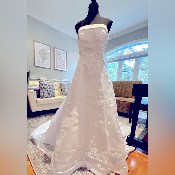 Alex Hudson Bridal Collection Wedding Dress - Picture 2 of 9